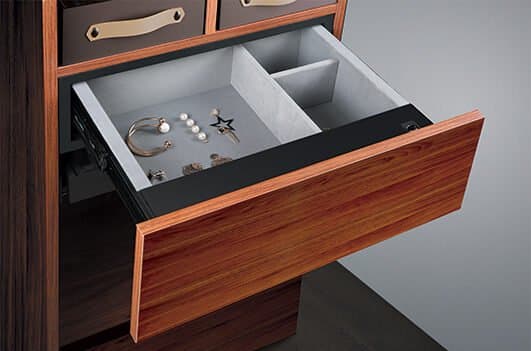 מגירה עם נעילת טביעת אצבע וציפוי דקורטיבי פנימי