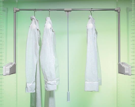 מנגנון להורדת קולבים